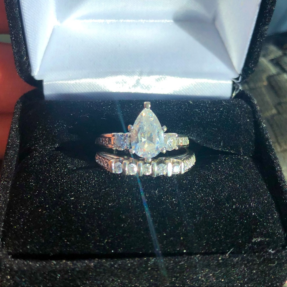 Engagement ring with wedding band - Picture 1 of 1